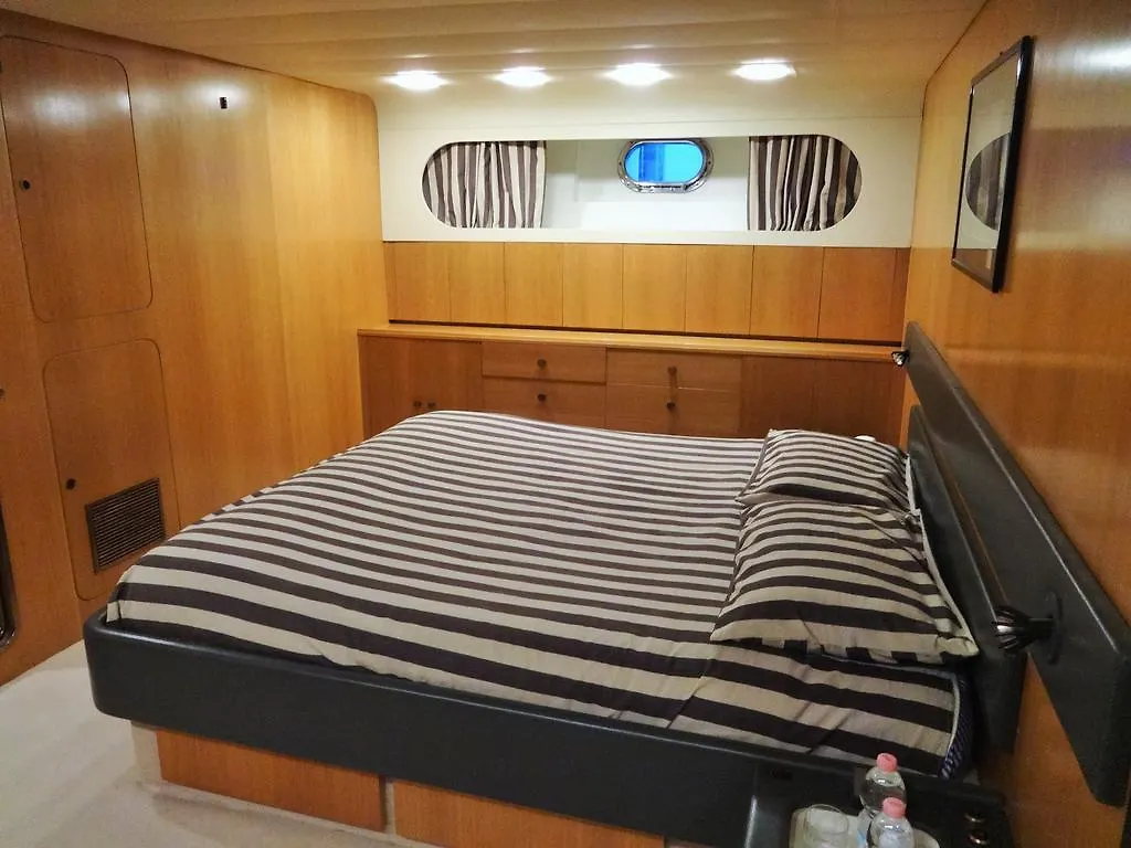 Hotel Yacht Ipsum Saint Tropez Botel