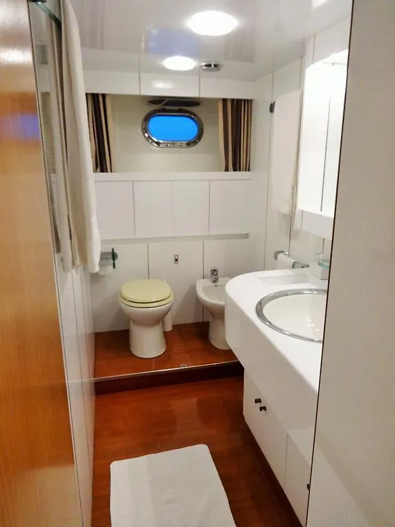 Hotel na wodzie Yacht Ipsum Hotel Saint-Tropez