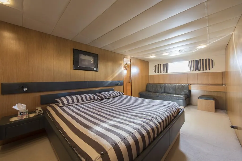 Hotel na wodzie Yacht Ipsum Hotel Saint-Tropez Francja