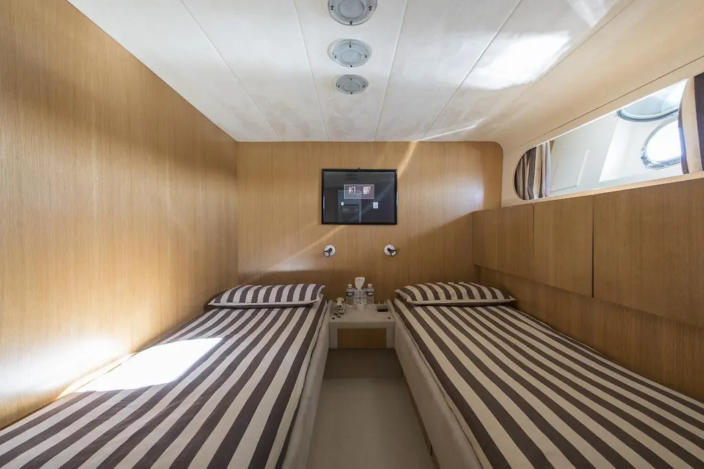Yacht Ipsum Hotel Saint-Tropez Hotel na wodzie